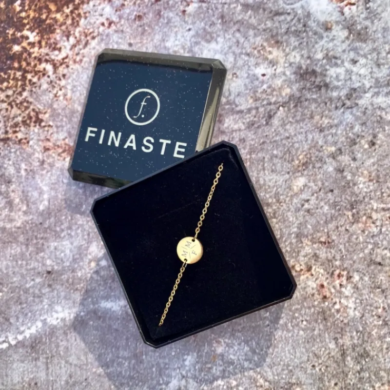 Finaste Armband 3 initialen met mini muntje goud kleurig Sale