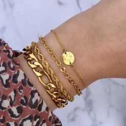 Finaste Armband 4 letters met mini coin goud kleurig Outlet