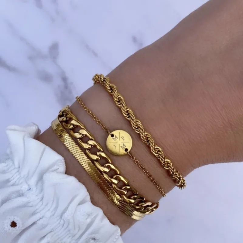 Finaste Armband 4 letters met mini coin goud kleurig Outlet