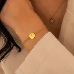 Finaste Armband 4 letters met mini coin goud kleurig Outlet