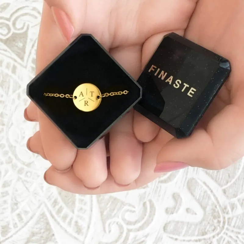 Finaste Armband Met Drie Letters Goud Kleurig Hot