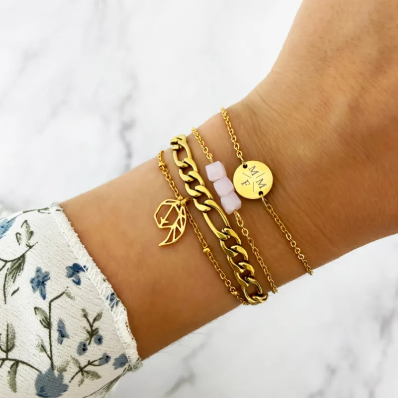 Finaste Armband Met Drie Letters Goud Kleurig Hot