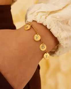 Finaste Armband met namen 4 muntjes goud kleurig Sale