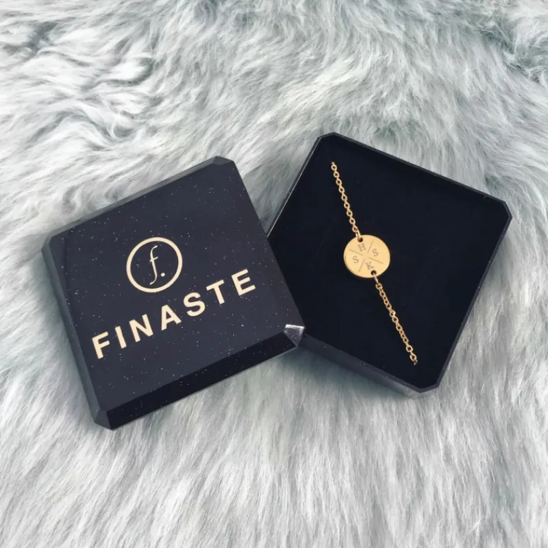 Finaste Armband Met Vier Initialen Goud Kleurig Outlet