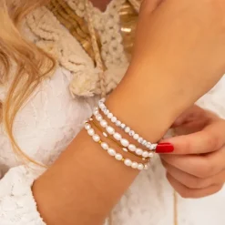 Finaste Armband Met Witte Bolletjes Goudkleurig Discount