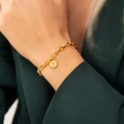 Finaste Chain armband met shiny initial goudkleurig Fashion