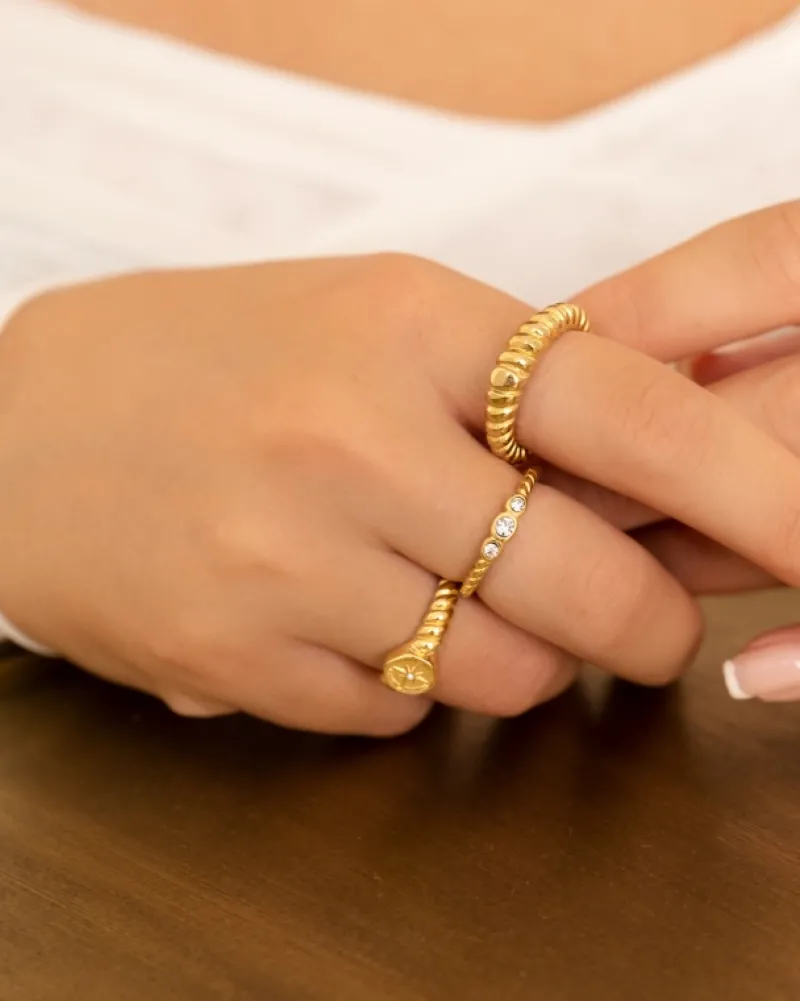 Finaste Gedraaide ring three stones goudkleurig Hot