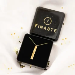 Finaste Graveerbare bar ketting met steentje goudkleurig Sale