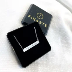 Finaste Graveerbare bar ketting met sierletters Outlet