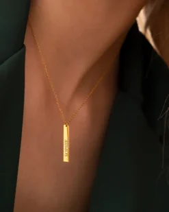 Finaste Graveerbare bar ketting met steentje goudkleurig Sale