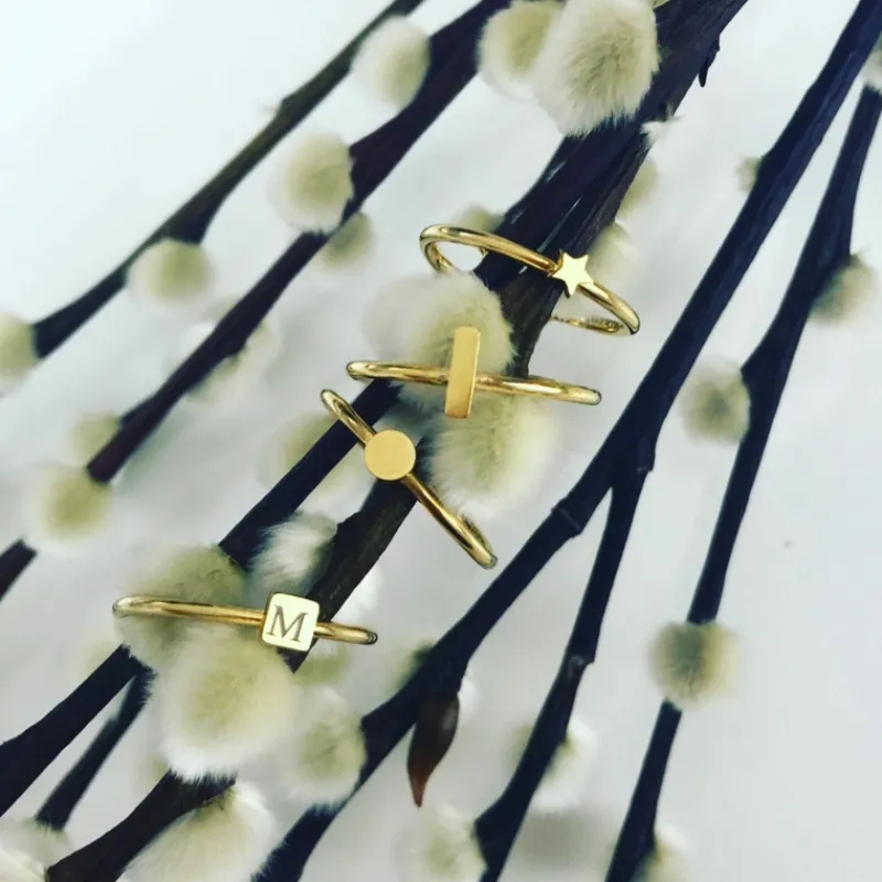 Finaste Graveerbare minimalistische ring met vierkantje goud kleurig Fashion