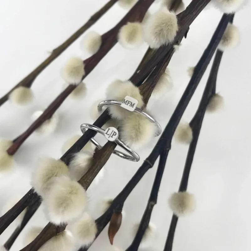 Finaste Graveerbare minimalistische ring met vierkantje Fashion