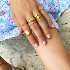Finaste Graveerbare minimalistische ring met vierkantje goud kleurig Fashion