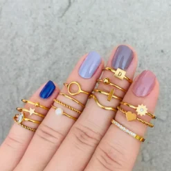 Finaste Graveerbare minimalistische ring met vierkantje goud kleurig Fashion
