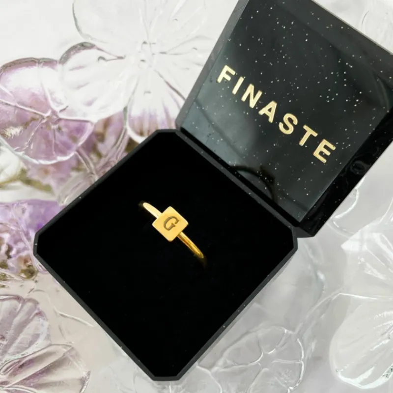 Finaste Graveerbare minimalistische ring met vierkantje goud kleurig Fashion