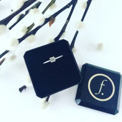 Finaste Graveerbare minimalistische ring met vierkantje Fashion