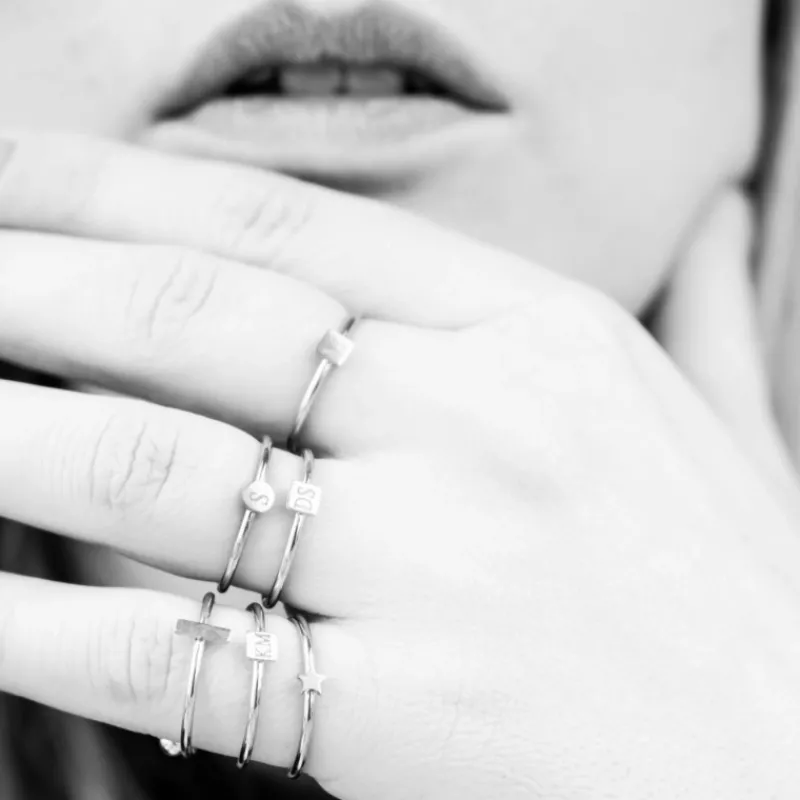 Finaste Graveerbare minimalistische ring met vierkantje Fashion