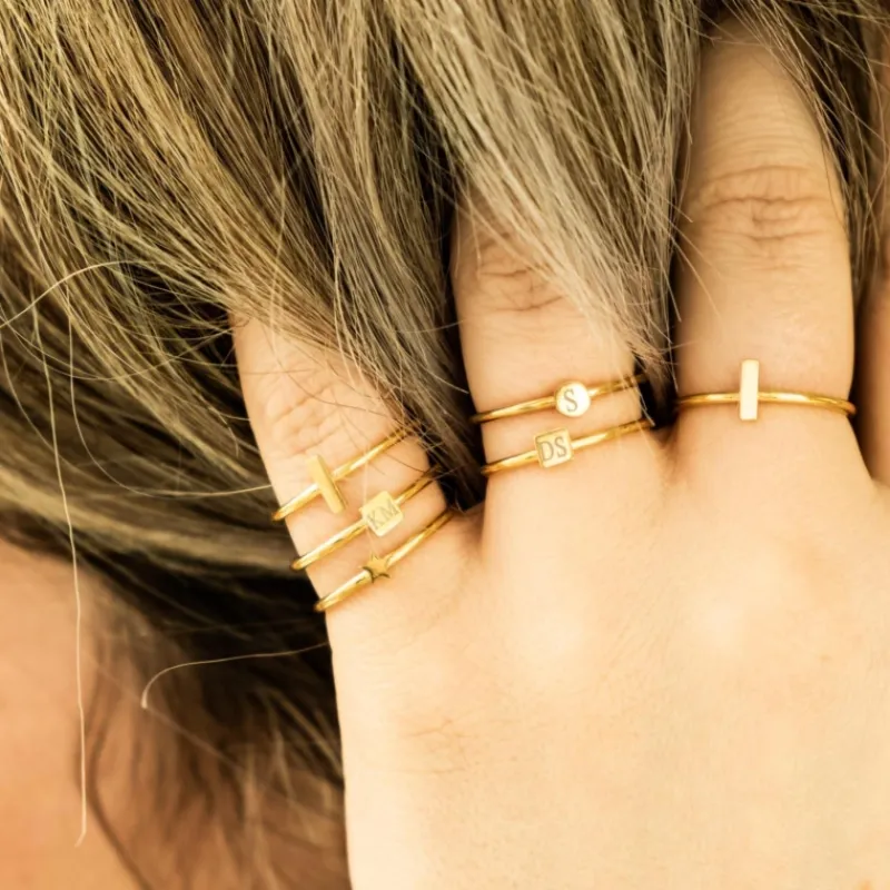 Finaste Graveerbare minimalistische ring met vierkantje goud kleurig Fashion