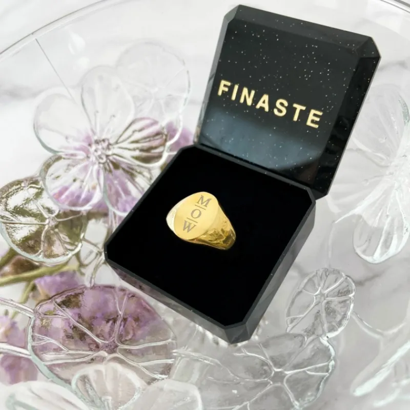 Finaste Grote zegelring 3 letters goud kleurig Clearance