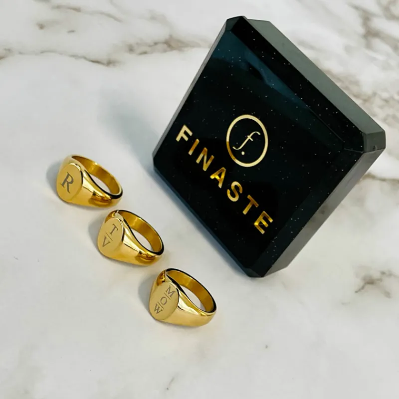 Finaste Grote zegelring 3 letters goud kleurig Clearance