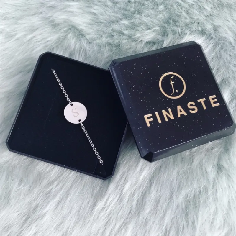 Finaste Initial Armband Coin New