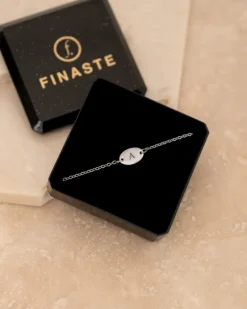 Finaste Initial armband met ovaal muntje Fashion