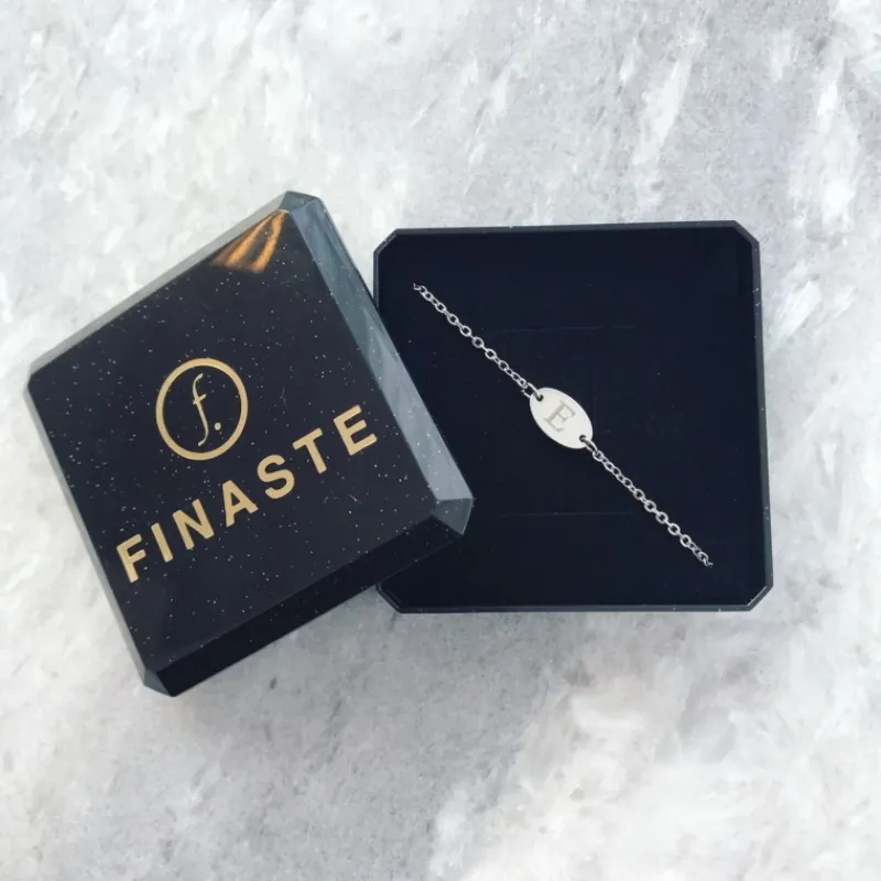 Finaste Initial armband met ovaal muntje Fashion