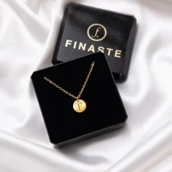 Finaste Initial Coin Ketting Goud Kleurig Best