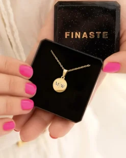 Finaste Initial necklace 2 letters goudkleurig Hot