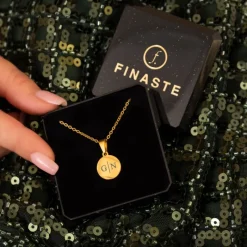 Finaste Initial necklace 2 letters goudkleurig Hot