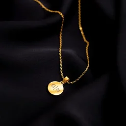 Finaste Initial necklace 2 letters goudkleurig Hot