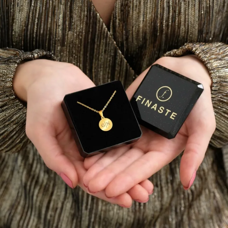 Finaste Initial necklace 2 letters goudkleurig Hot
