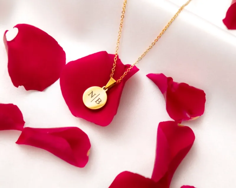 Finaste Initial necklace 2 letters goudkleurig Hot
