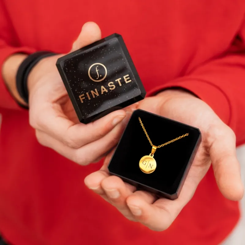 Finaste Initial necklace 2 letters goudkleurig Hot