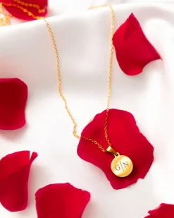 Finaste Initial necklace 2 letters goudkleurig Hot