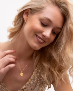 Finaste Initial necklace 2 letters goudkleurig Hot