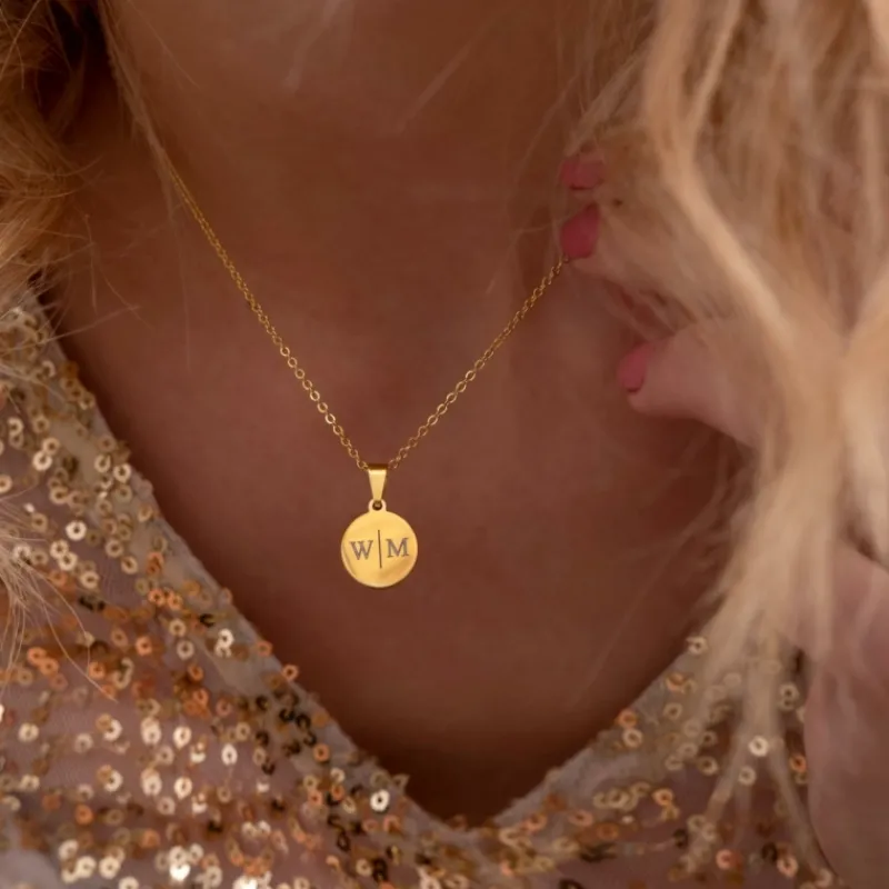 Finaste Initial necklace 2 letters goudkleurig Hot