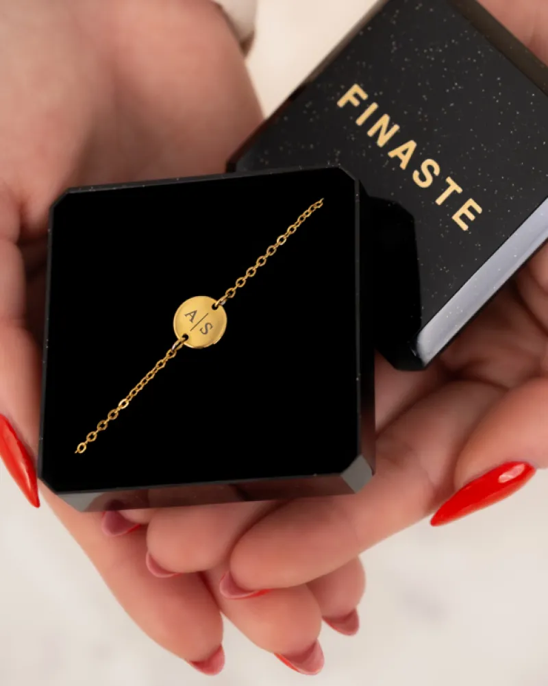 Finaste 2 initialen armband klein muntje goud kleurig Best