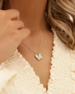 Finaste Ketting met bloemetje Outlet