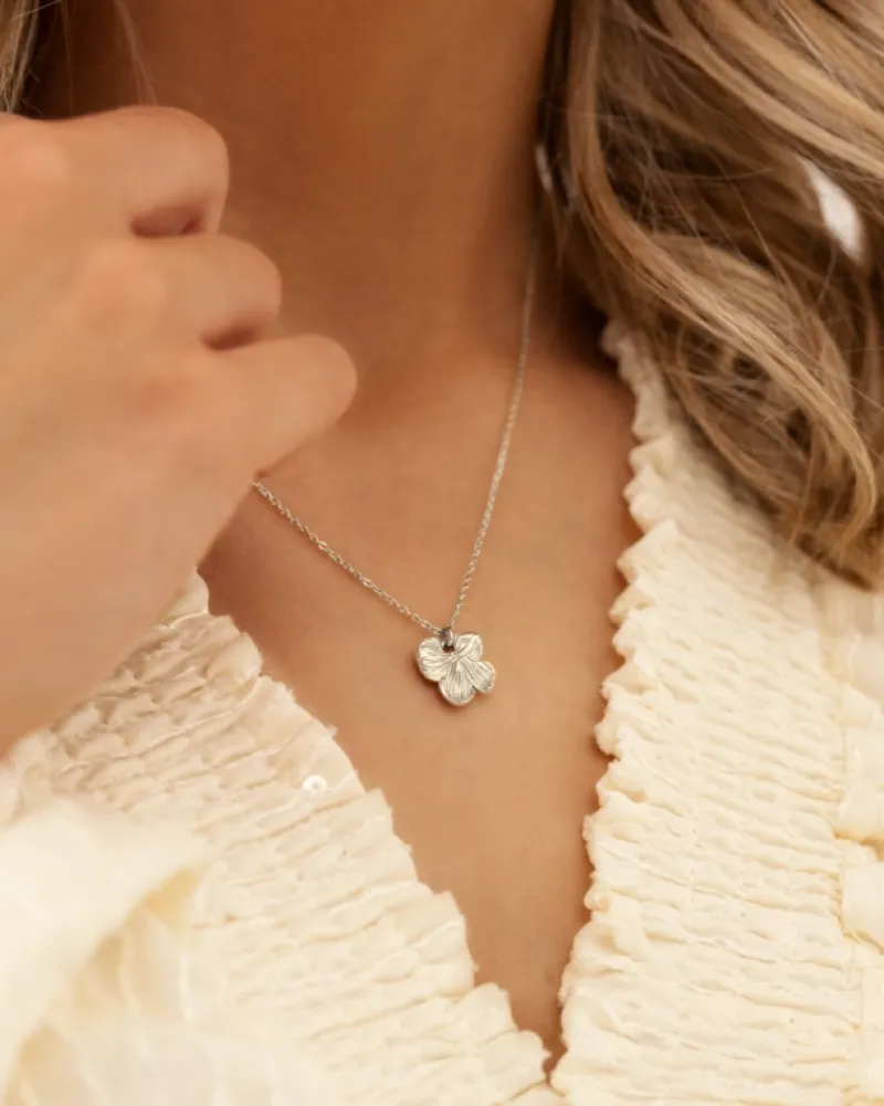 Finaste Ketting met bloemetje Outlet