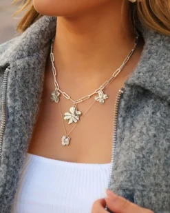 Finaste Ketting met bloemetje Outlet