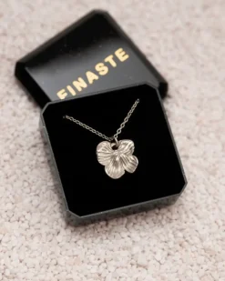 Finaste Ketting met bloemetje Outlet