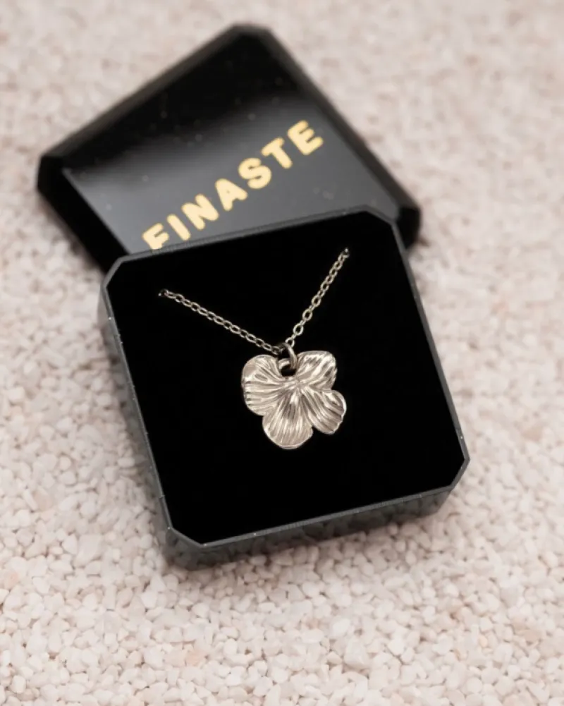 Finaste Ketting met bloemetje Outlet