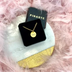 Finaste Ketting Met Drie Letters Goud Kleurig Clearance