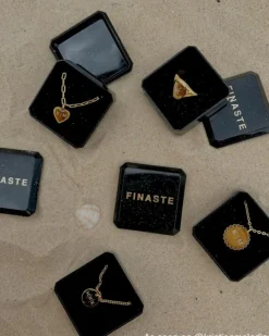 Finaste Ketting Met Drie Letters Goud Kleurig Clearance