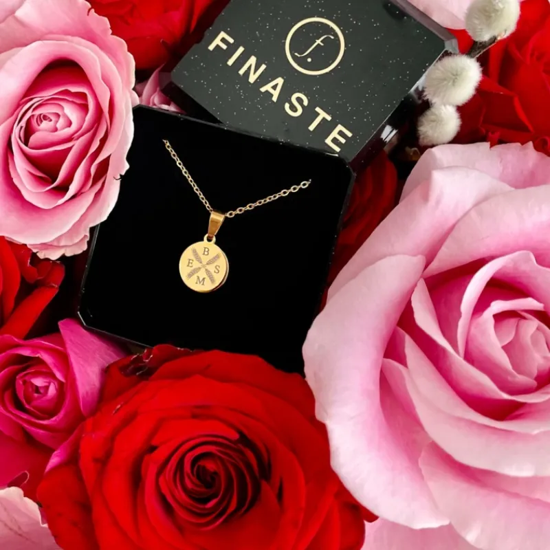 Finaste Ketting vier letters goud kleurig Best