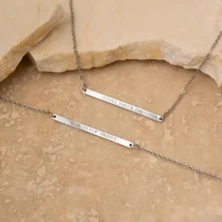 Finaste Minimalistische graveerbare bar ketting Online