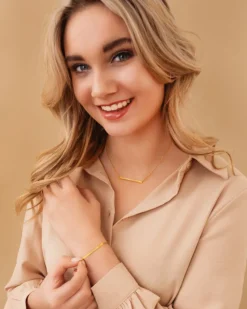 Finaste Minimalistische graveerbare bar ketting goudkleurig Hot