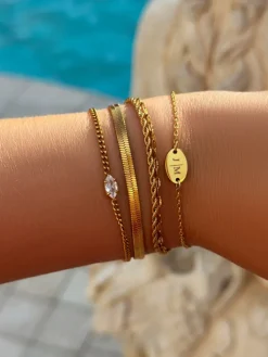 Finaste Musthave armbandje met 2 letters goud kleurig Clearance