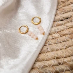Finaste Oorringetjes met nude steentjes kleur goud Fashion